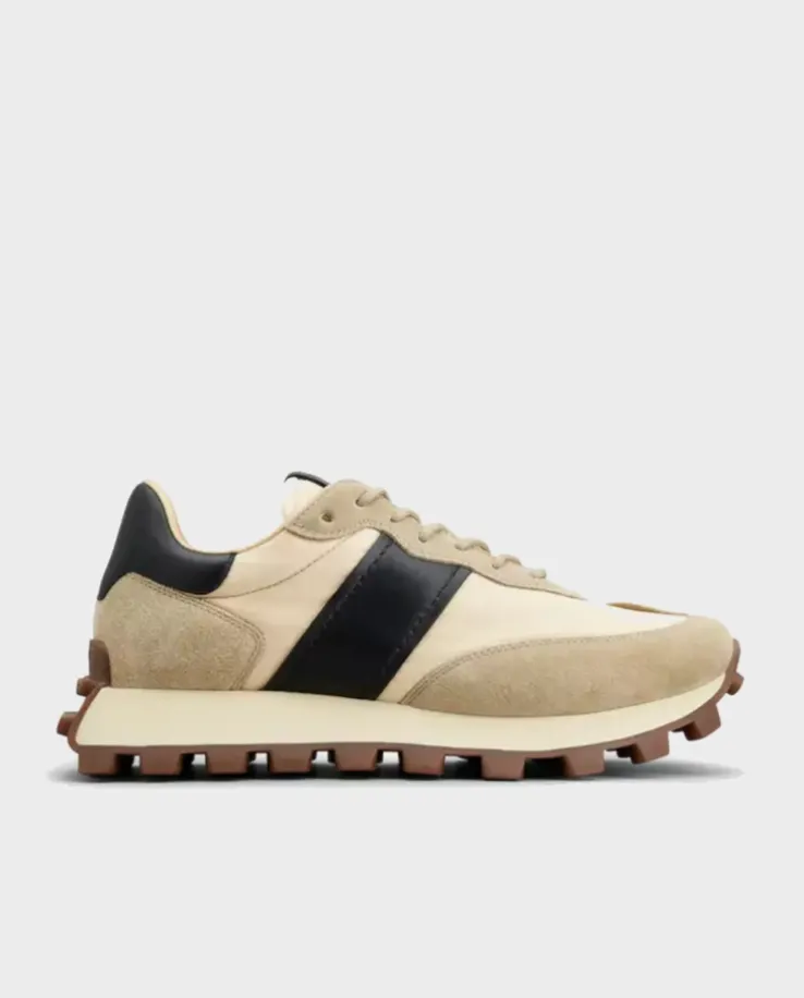 Beżowe zamszowe sneakersy