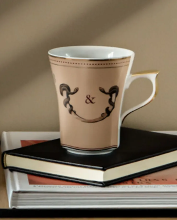 Beżowy kubek porcelanowy