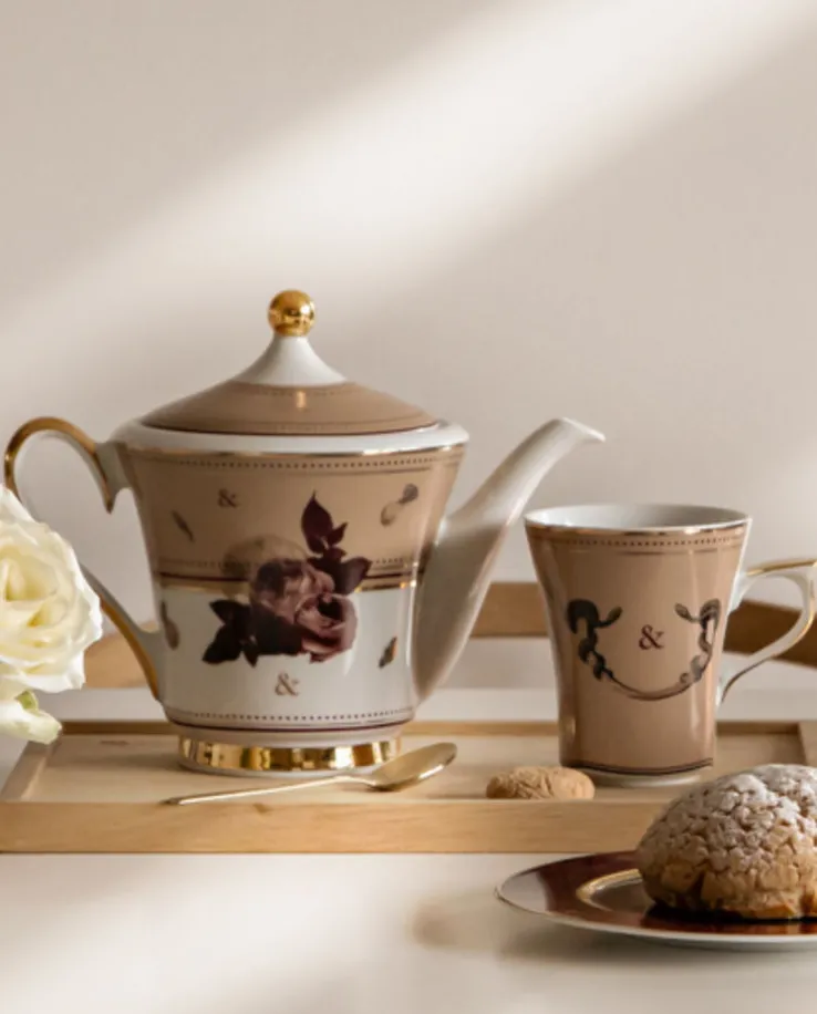 Beżowy kubek porcelanowy