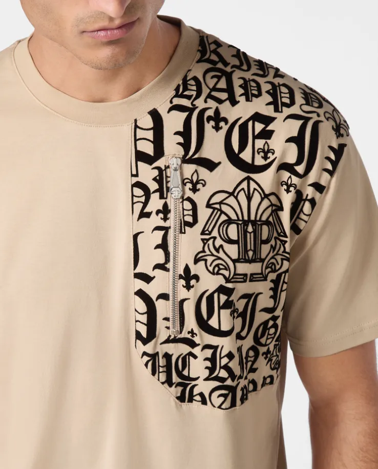 Beżowy t-shirt z ozdobną aplikacją