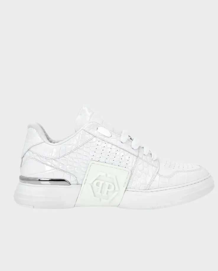 Białe sneakersy z tłoczonej skóry
