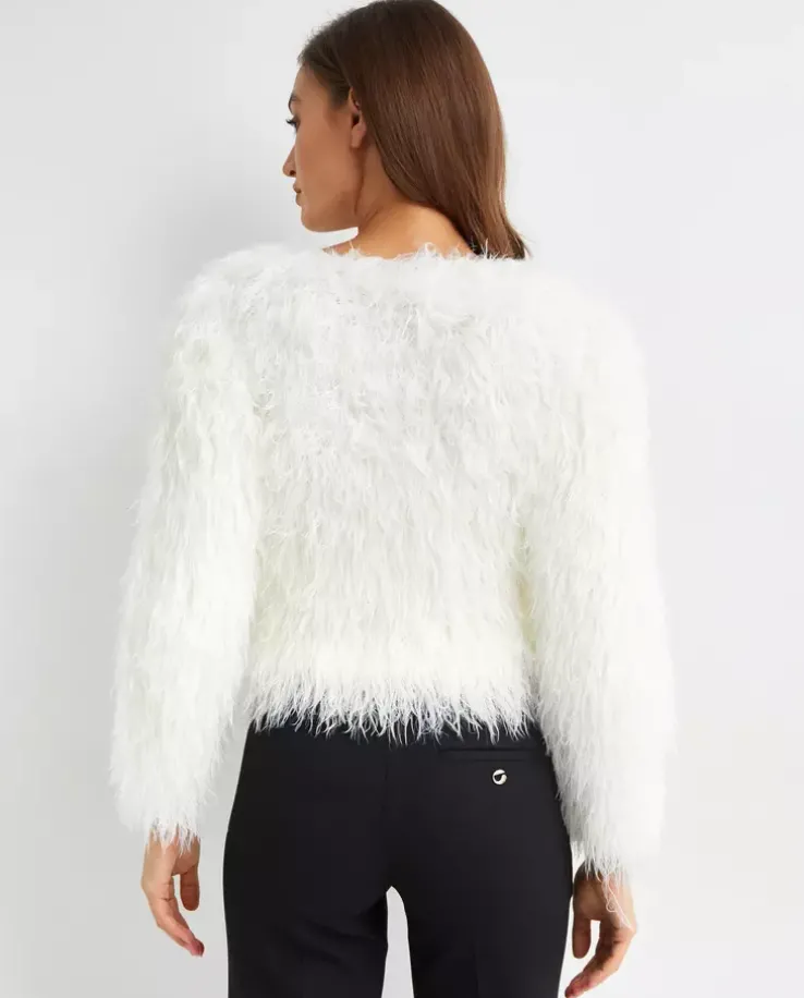 Biały puszysty sweter
