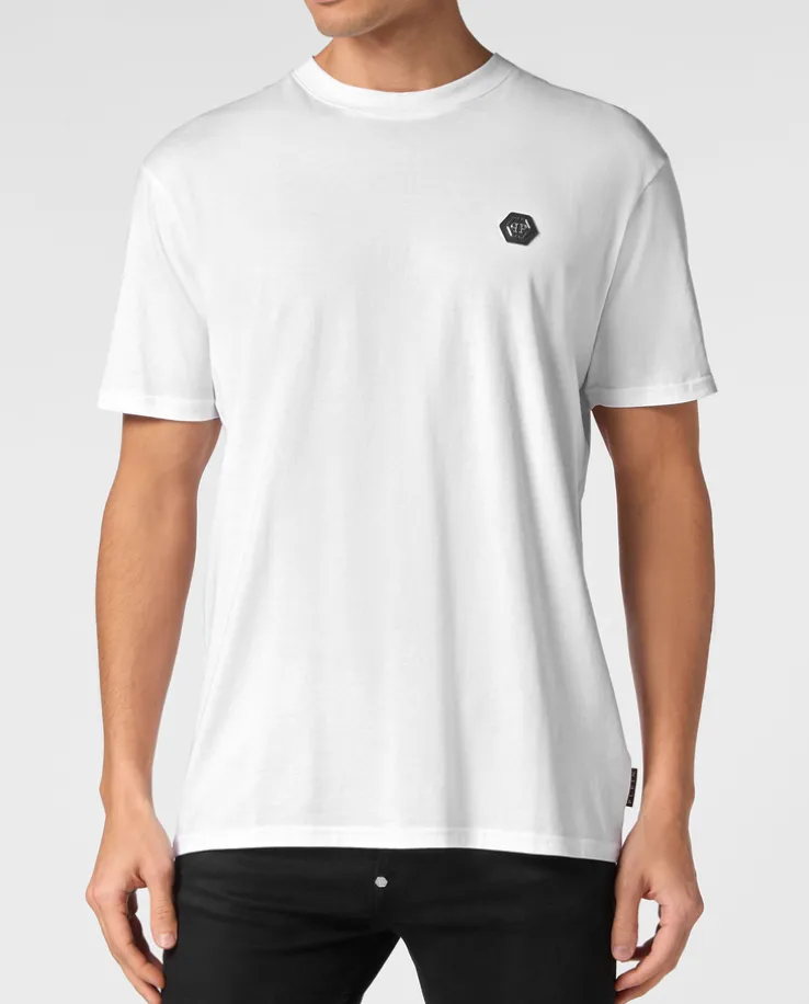 Biały t-shirt z aplikacją na plecach