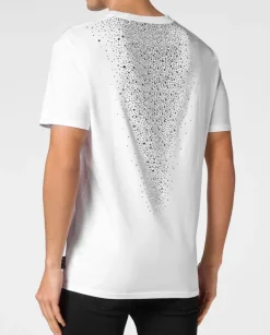 Biały t-shirt z aplikacją na plecach