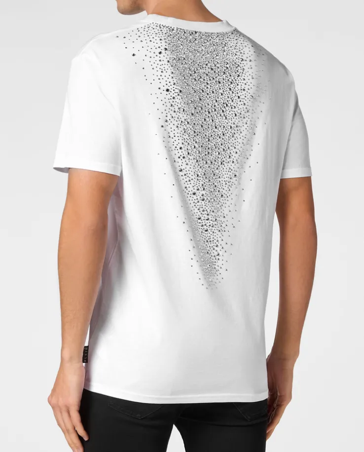 Biały t-shirt z aplikacją na plecach