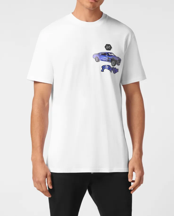 Biały t-shirt z nadrukiem na piersi