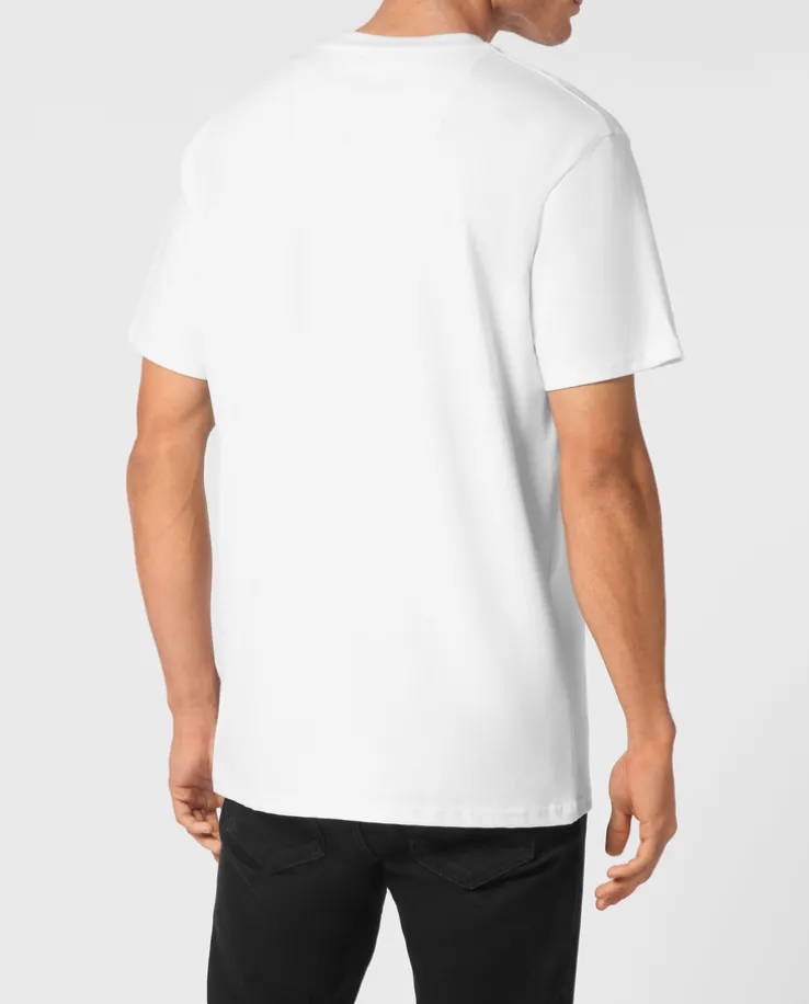 Biały t-shirt z naszywką