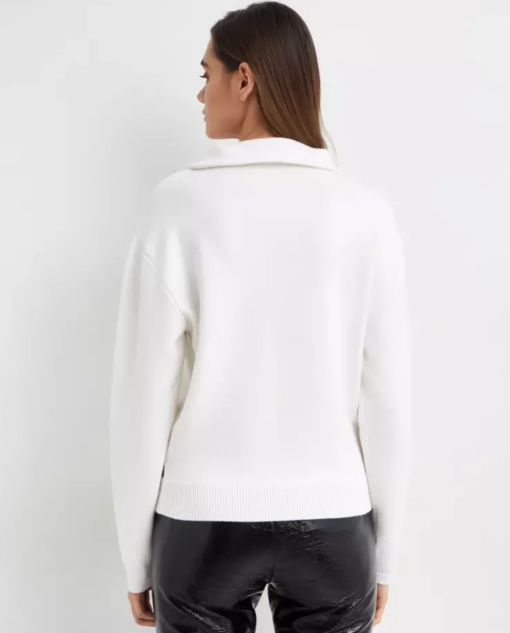 Biały wełniany sweter z logo