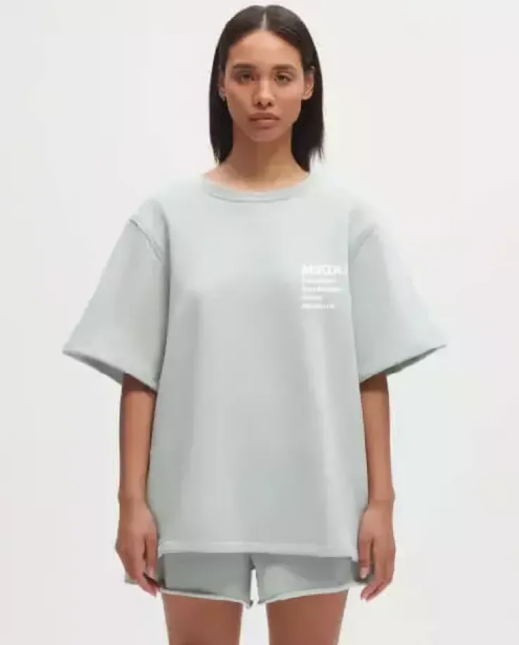 Błękitna bluza oversize z krótkim rękawem