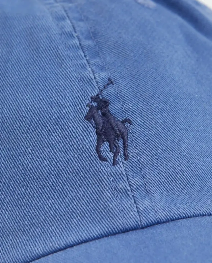 Czapka z daszkiem i haftowanym logo