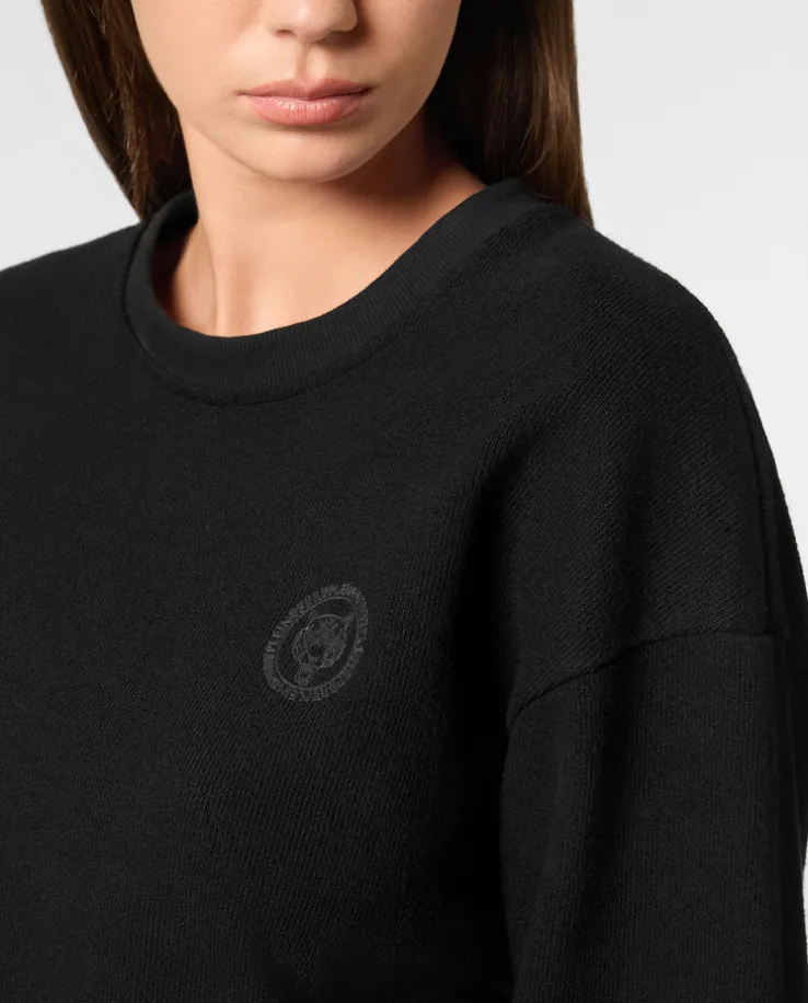 Czarna bluza o krótkim kroju