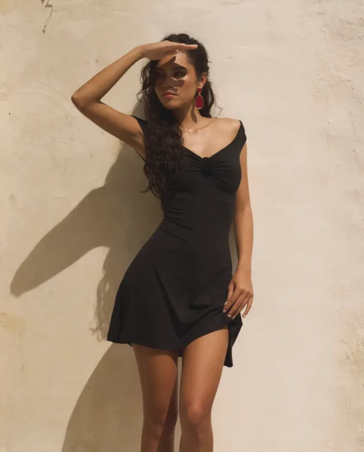 Czarna mini sukienka z różą Candice