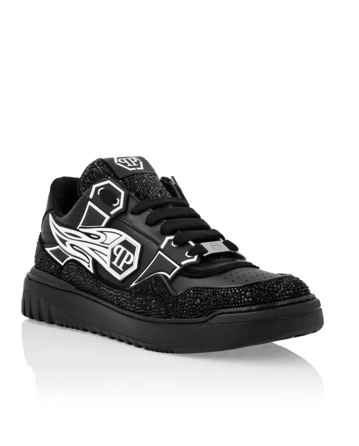 Czarne sneakersy ze zdobieniem
