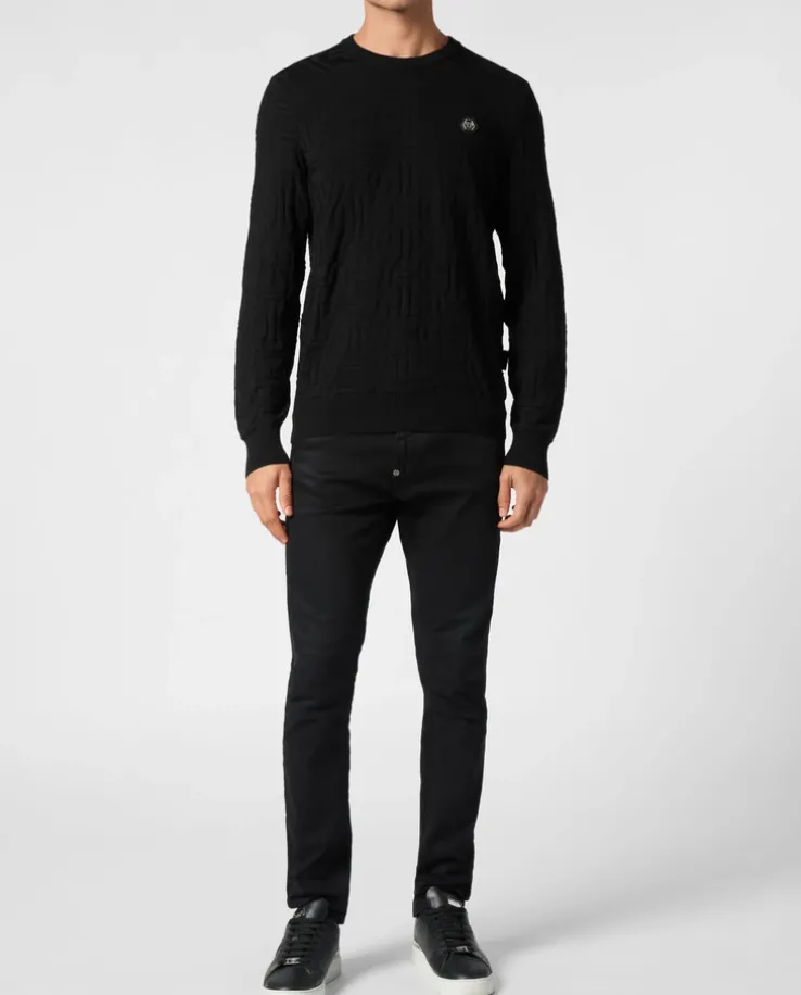 Czarny sweter z monogramem