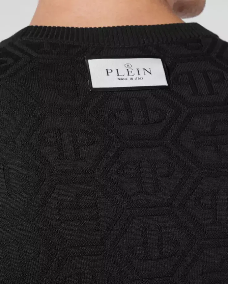 Czarny sweter z monogramem