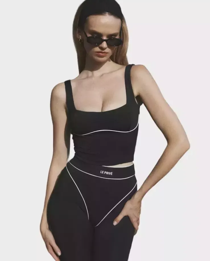 Czarny top sportowy z białym akcentem