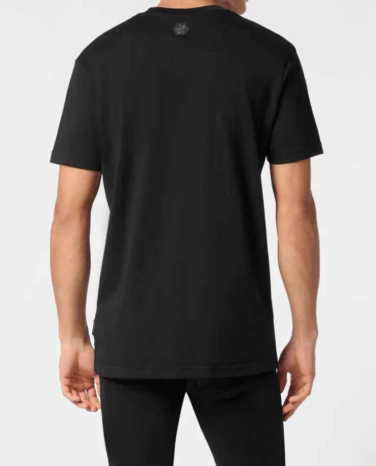 Czarny t-shirt z kolorowym nadrukiem i logo