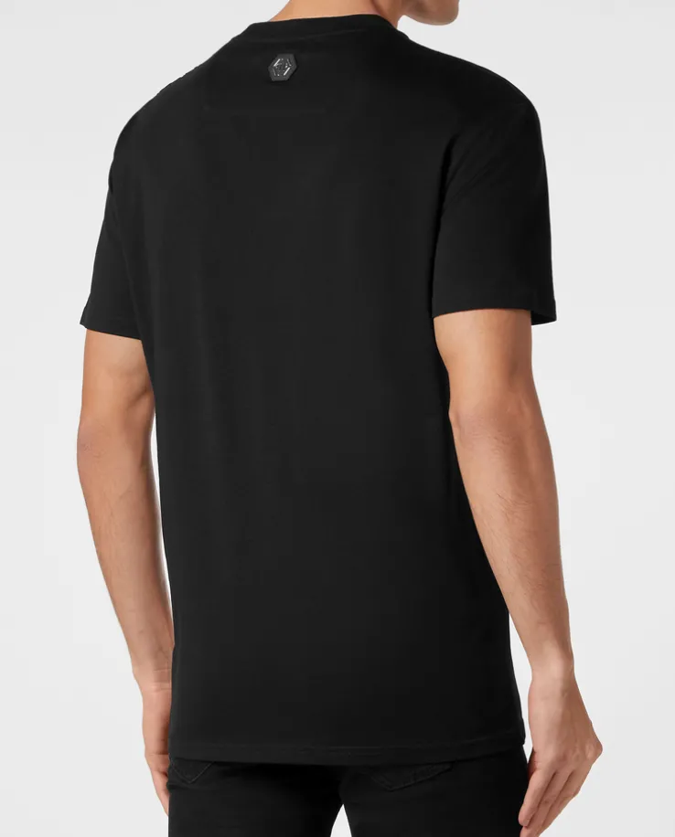 Czarny t-shirt z ozdobną aplikacją