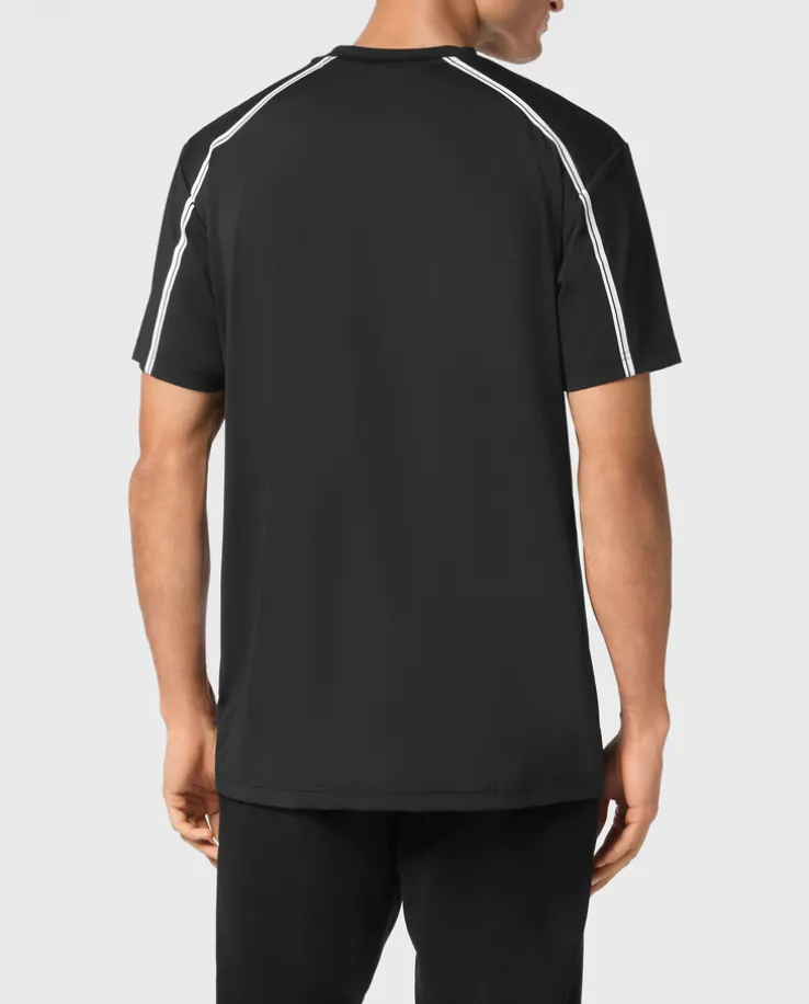 Czarny t-shirt z ozdobnym wzorem