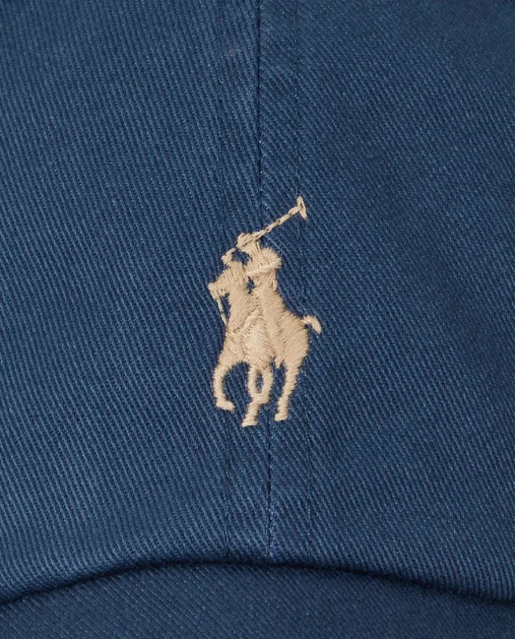Granatowa czapka z daszkiem i haftowanym logo