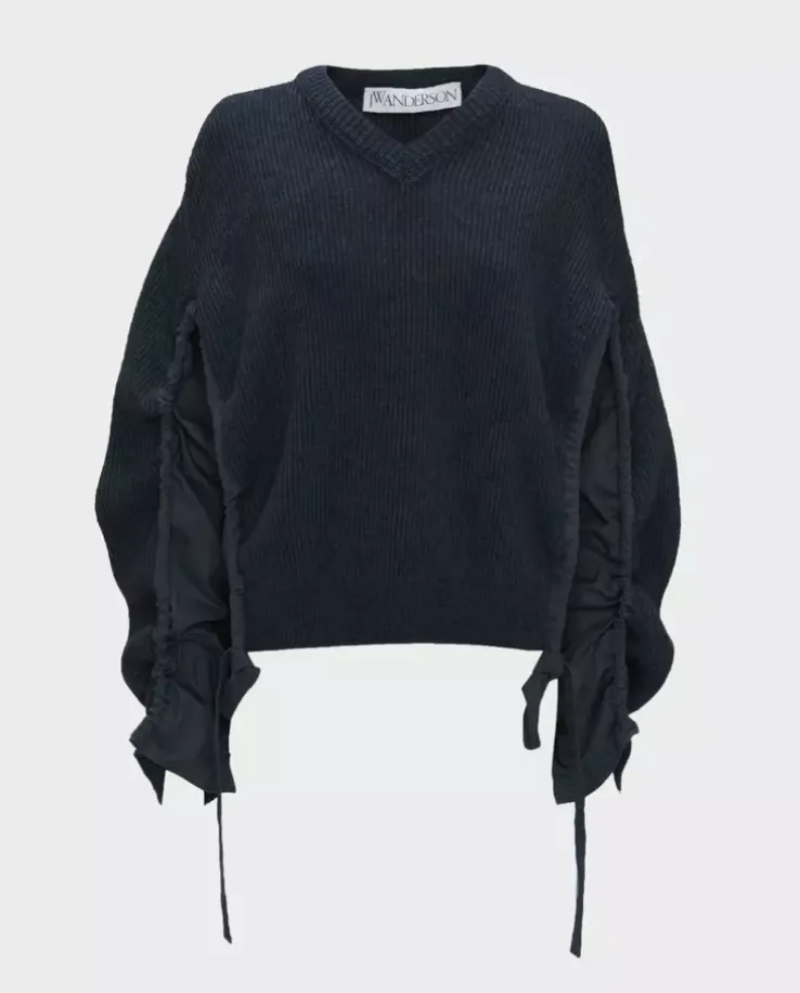 Granatowy sweter w serek