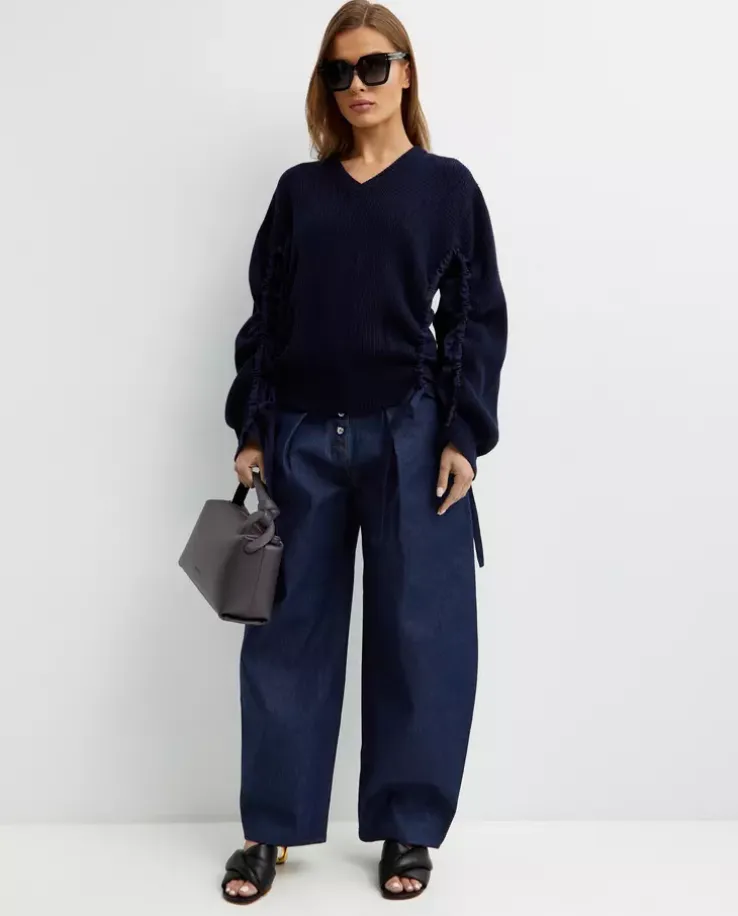 Granatowy sweter w serek