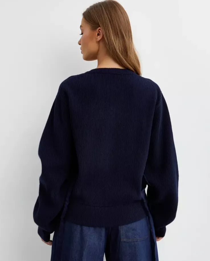 Granatowy sweter w serek