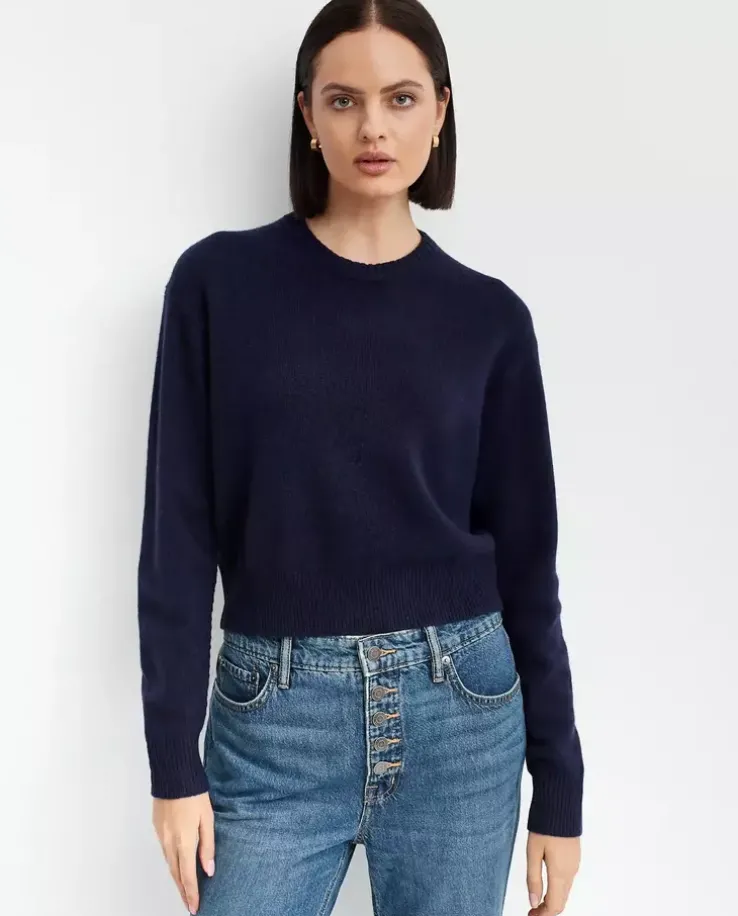Granatowy sweter z wełny