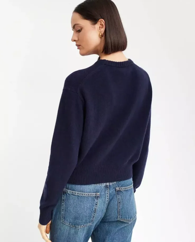 Granatowy sweter z wełny