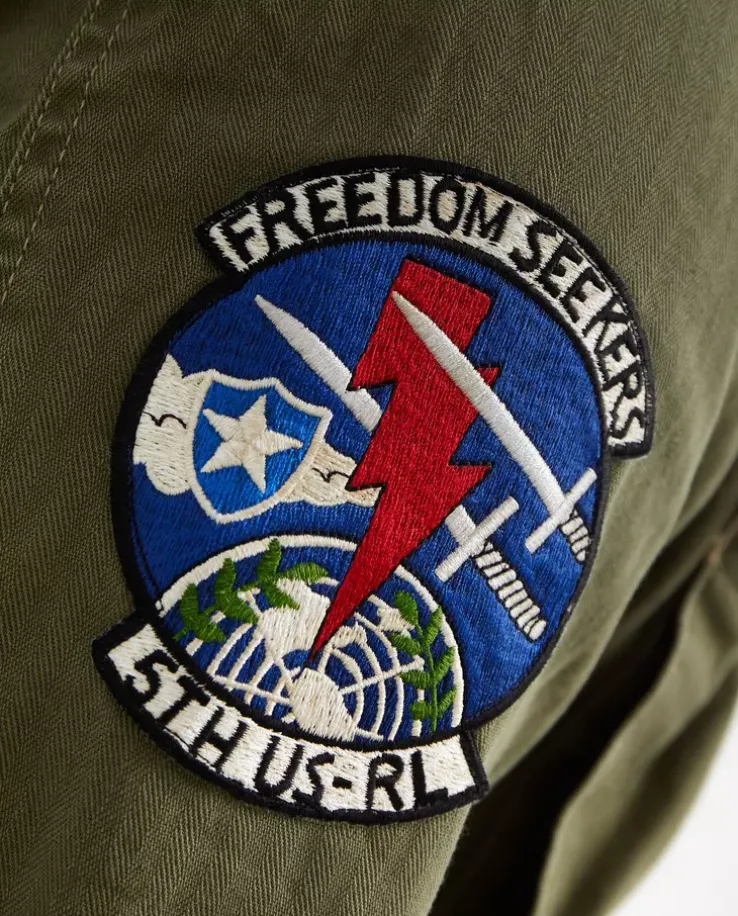 Kurtka militarna z naszywkami