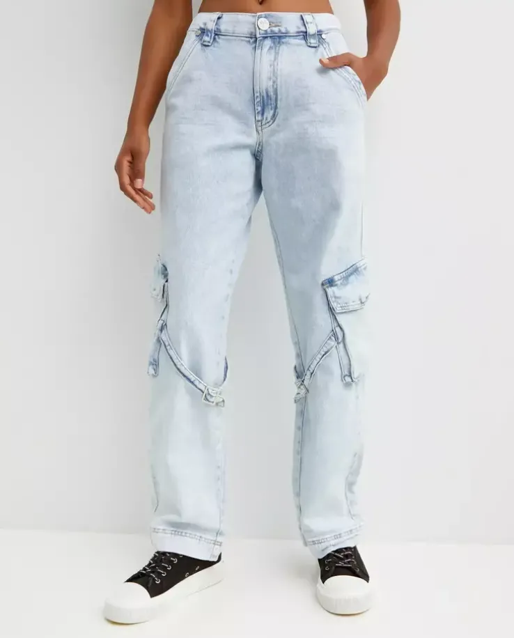 Niebieskie jeansy w typie cargo