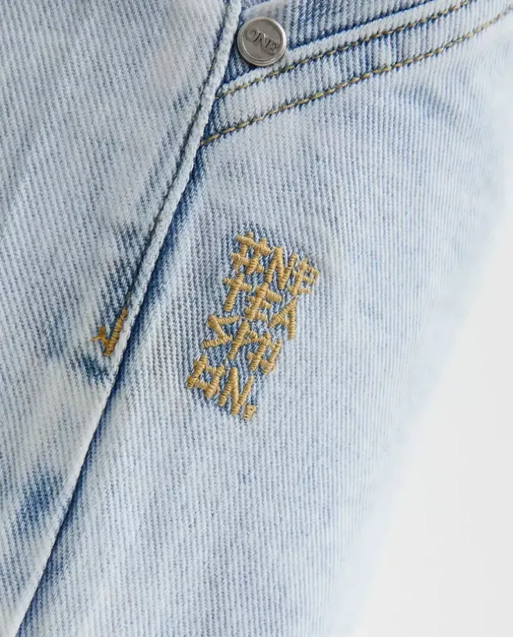 Niebieskie jeansy w typie cargo