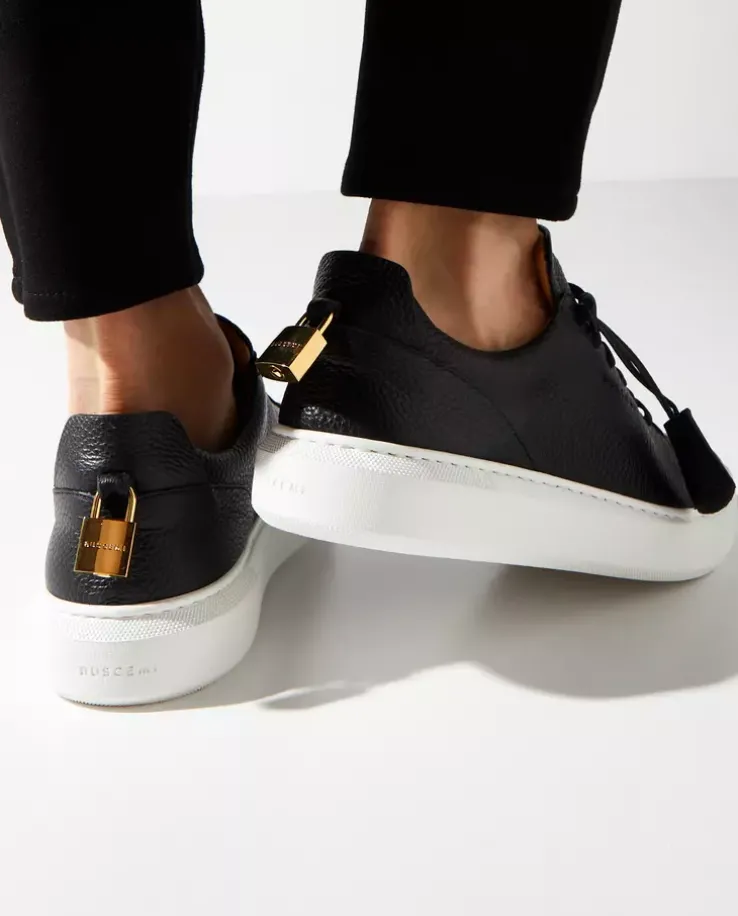 Skórzane sneakersy z kontrastową podeszwą i logo