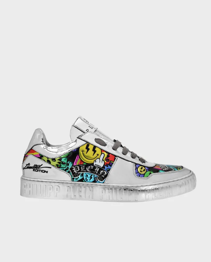 Sneakersy z lustrzanym efektem
