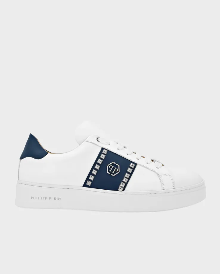 Sneakersy z ćwiekami i logo