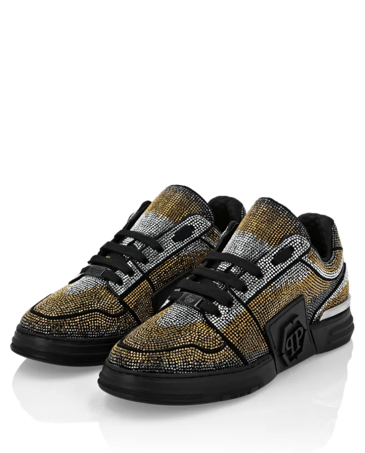 Sneakersy ze zdobieniem