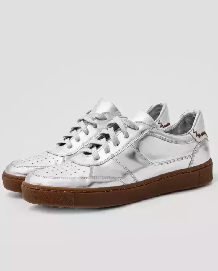 Srebrne sneakersy ze skóry