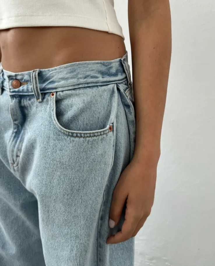 Szerokie niebieskie jeansy Boyish