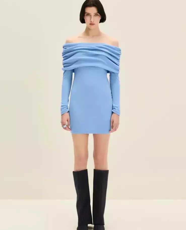 Wełniana niebieska mini sukienka off-shoulder